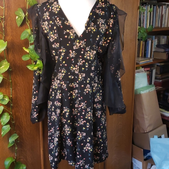 Elegant, fun, unique dress - Picture 3 of 7